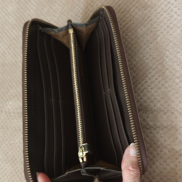 Tory Burch Robinson Striped Zip Around Wallet - Picture 4 of 11